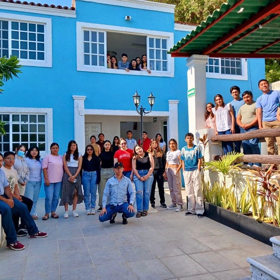 Alumnos en las instalaciones de Asesorías Gauss